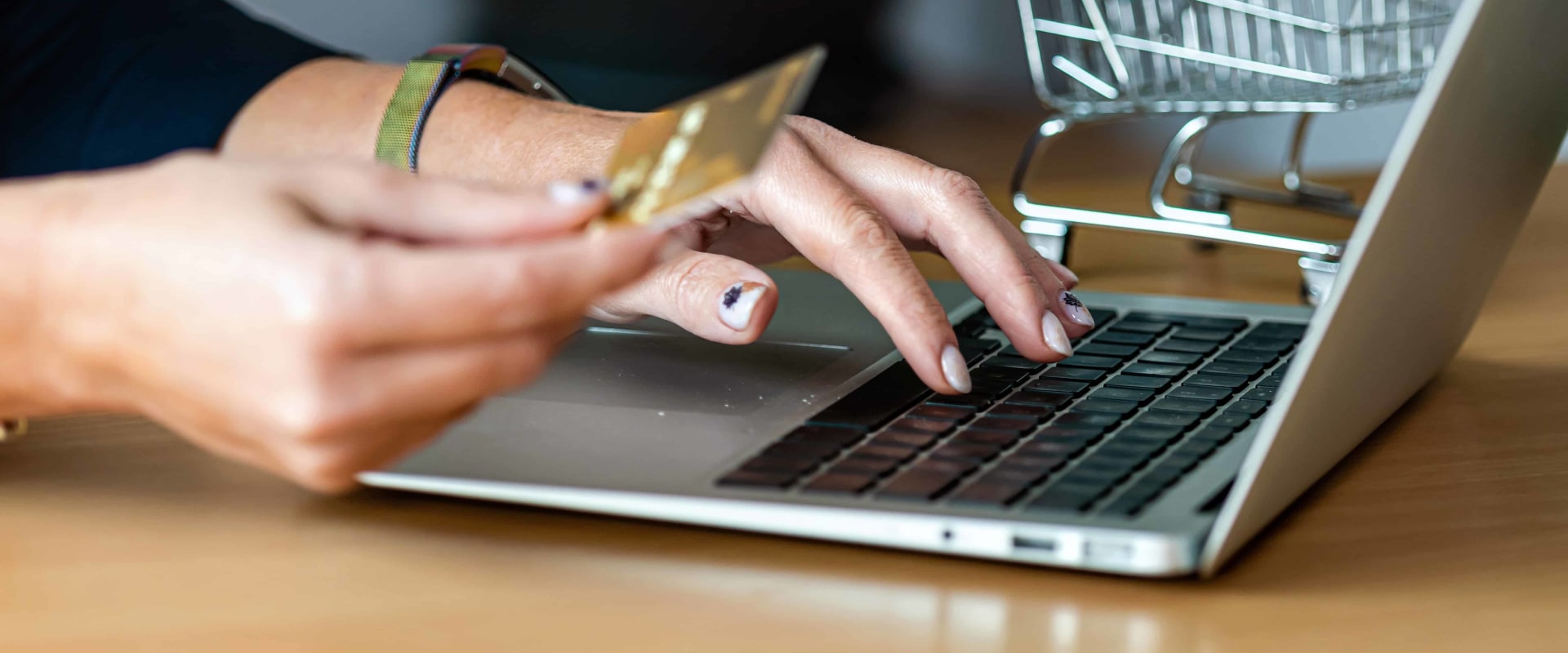 Cómo puede un especialista en ecommerce ayudar a mejorar la gestión del presupuesto publicitario de una tienda online?