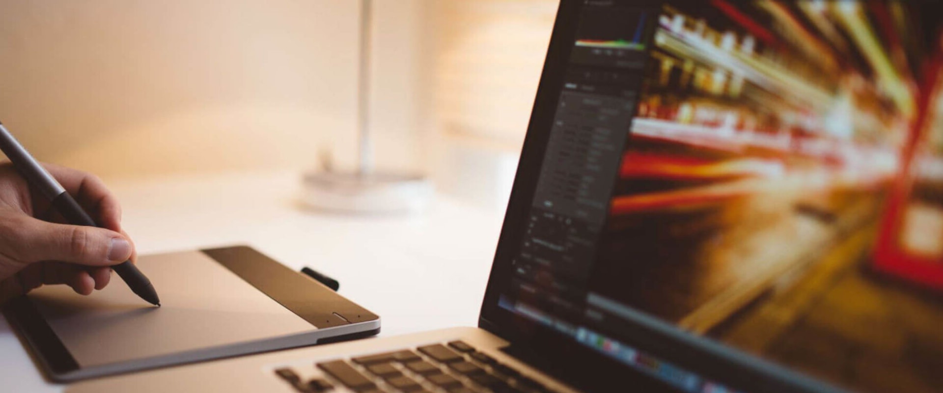 Qué tipo de estrategias utiliza un profesional del área del comercio electrónico para maximizar el tráfico orgánico y las ventas online?