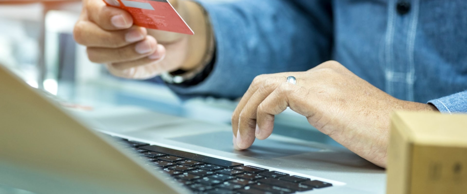 Cuáles son los pasos que se deben seguir para convertirse exitosamente como profesional del área del comercio electrónico?